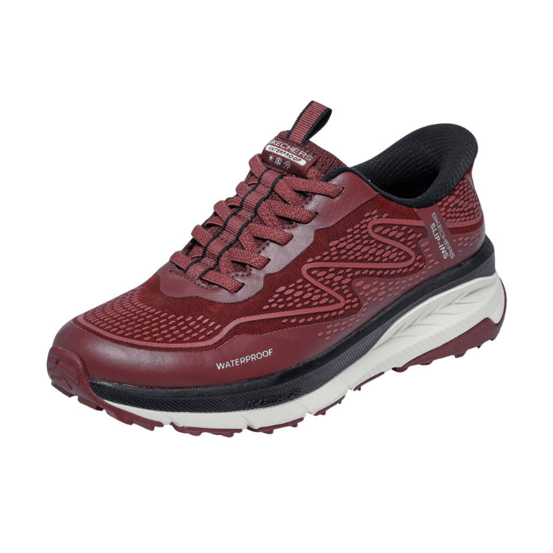 Punainen Skechers ulkoilujalkine naisille, viisto etukuva, joustavilla nauhoilla ja "WATERPROOF" yksityiskohdalla sivulla