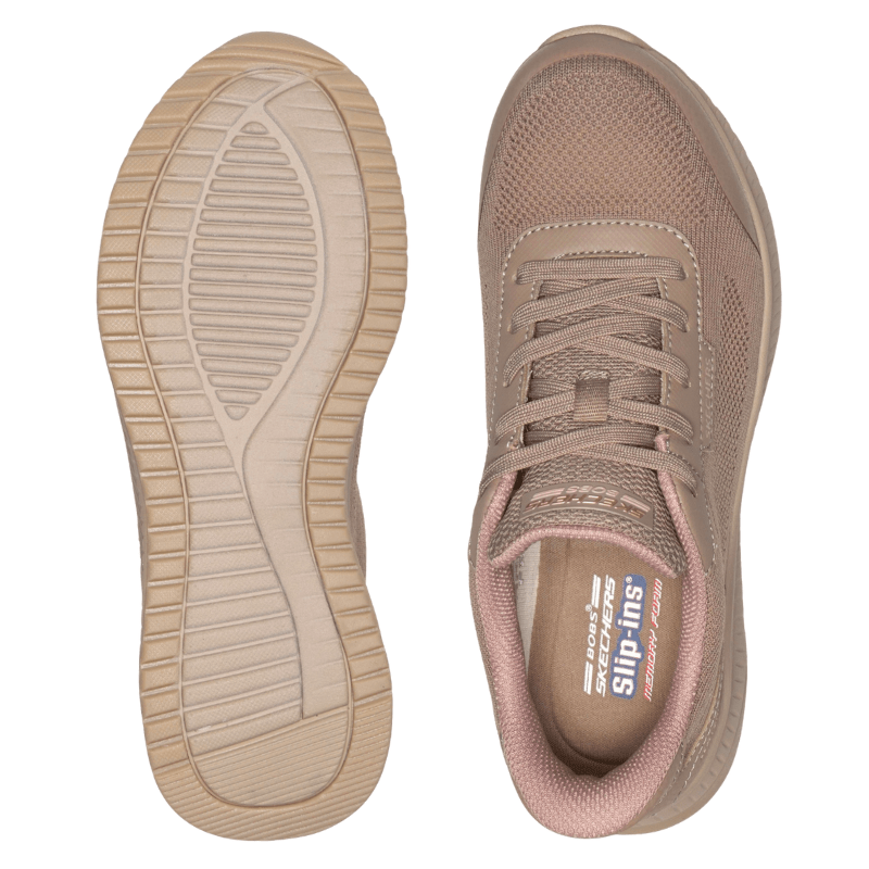 Kaksi hiekanväristä Skechers naisten kenkää; toinen näyttää kuvioidun pohjan, toinen sisäpohjan Slip-ins logolla