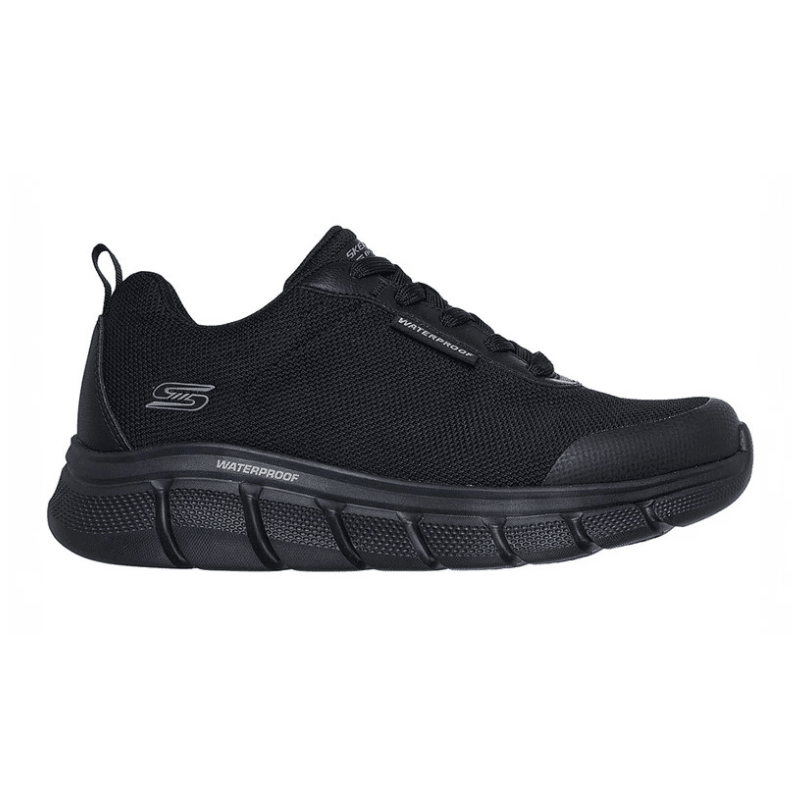 Musta Skechers vedenpitävä miesten lenkkari sivulta nauhoilla ja verkkopäällisellä