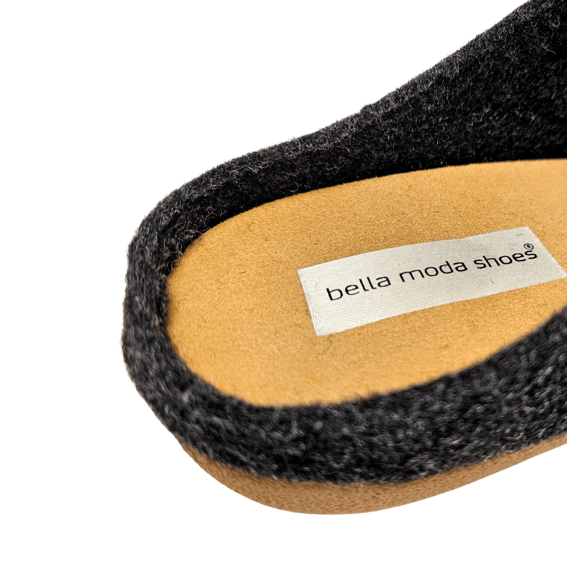 Lähikuva antrasiitinharmaan villatossun pohjallisesta, jossa Bella Moda -merkki näkyy selvästi