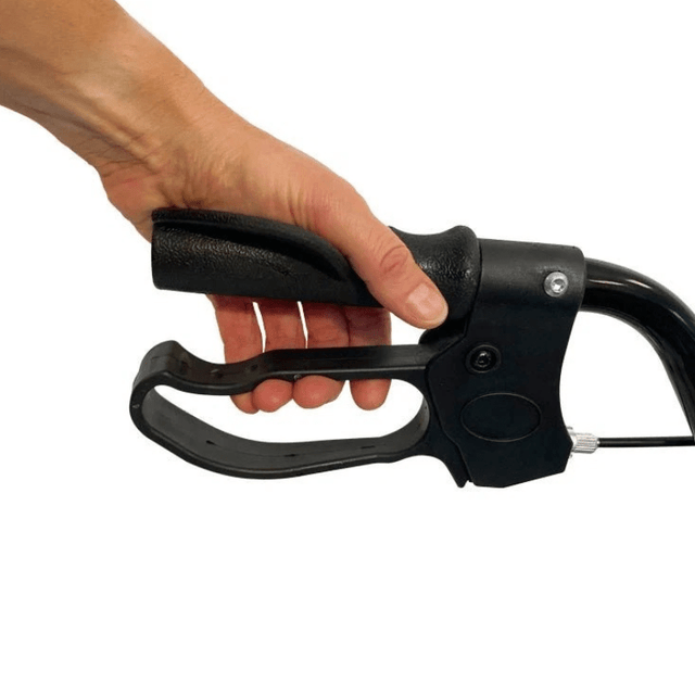 Lähikuva kädestä, joka pitää kiinni rollaattorin ergonomisesta kahvasta ja jarrusta