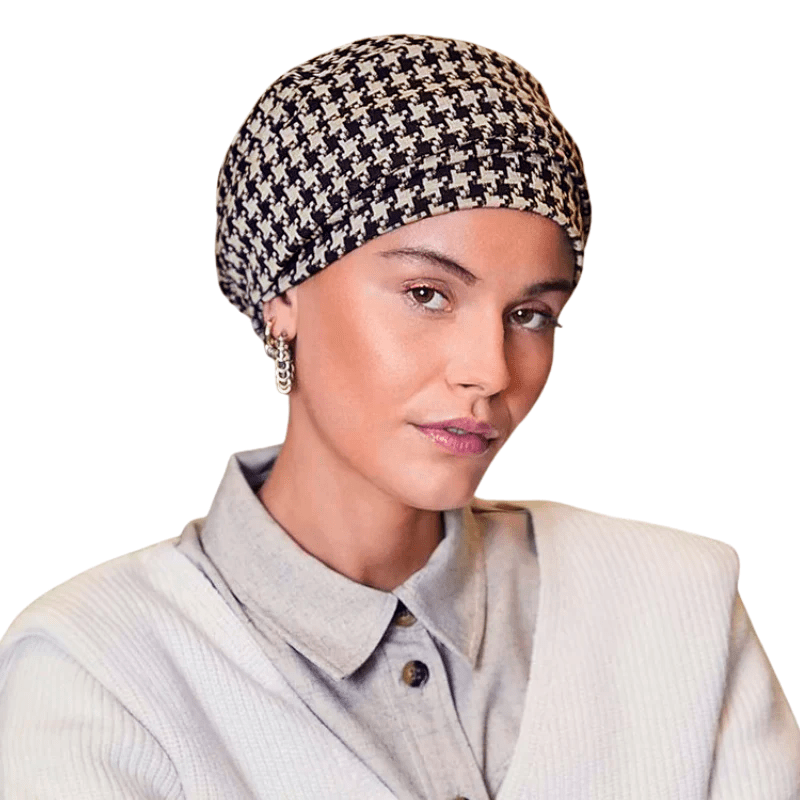 Lea-turbaani musta-beige ruutukuviolla, naisen päässä edestäpäin, elegantilla volyymilla