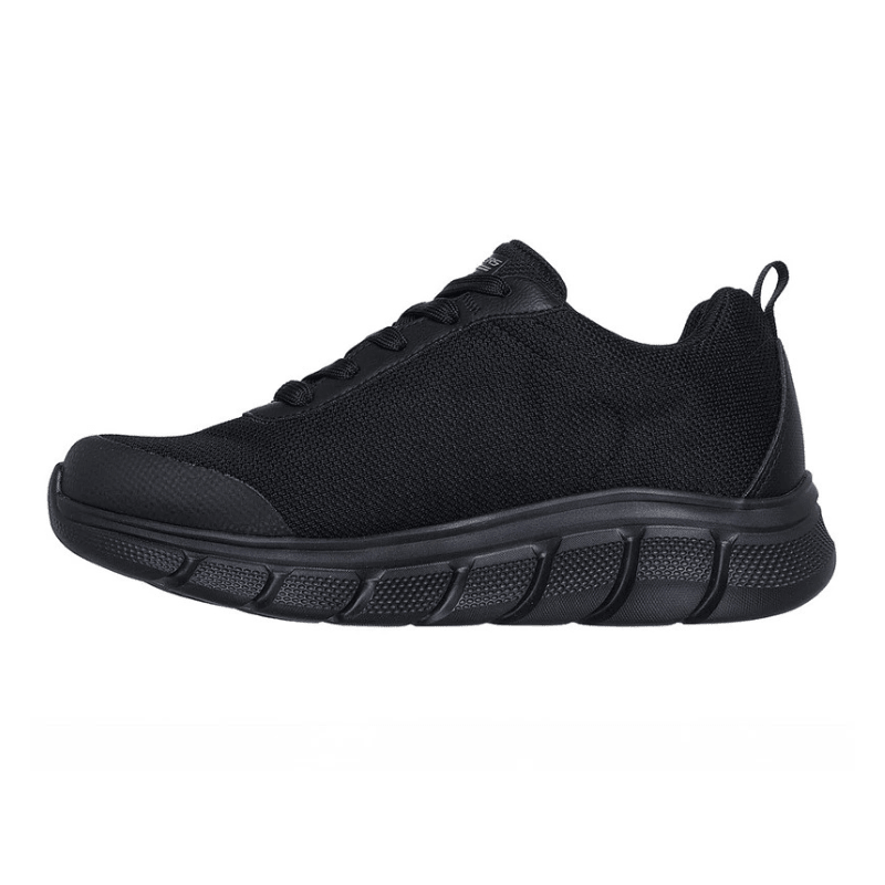 Klassinen musta Skechers miesten lenkkari nauhoilla ja tukevalla pohjalla, sivulta kuvattuna