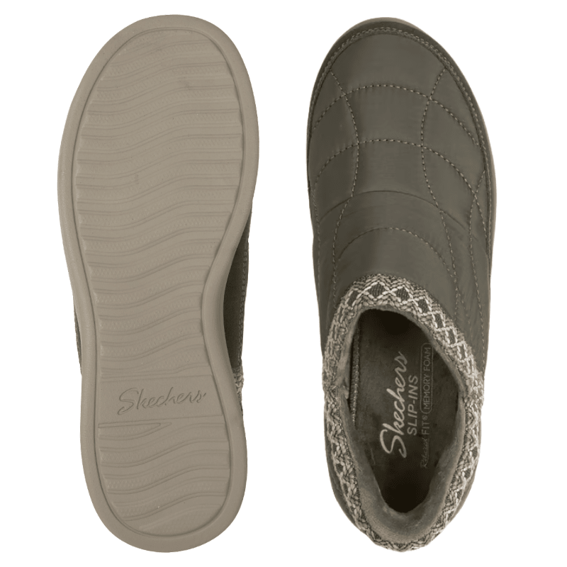 Kaksi oliivinvihreää Skechers naisten kenkää ylhäältä; toinen näyttää ulkopohjan, toinen Memory Foam -sisäpohjan