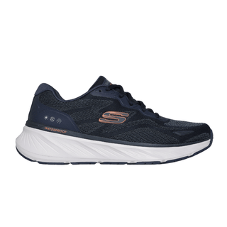 Tumman sininen Skechers vedenpitävä miesten lenkkari sivulta, valkoinen pohja ja oranssi logo