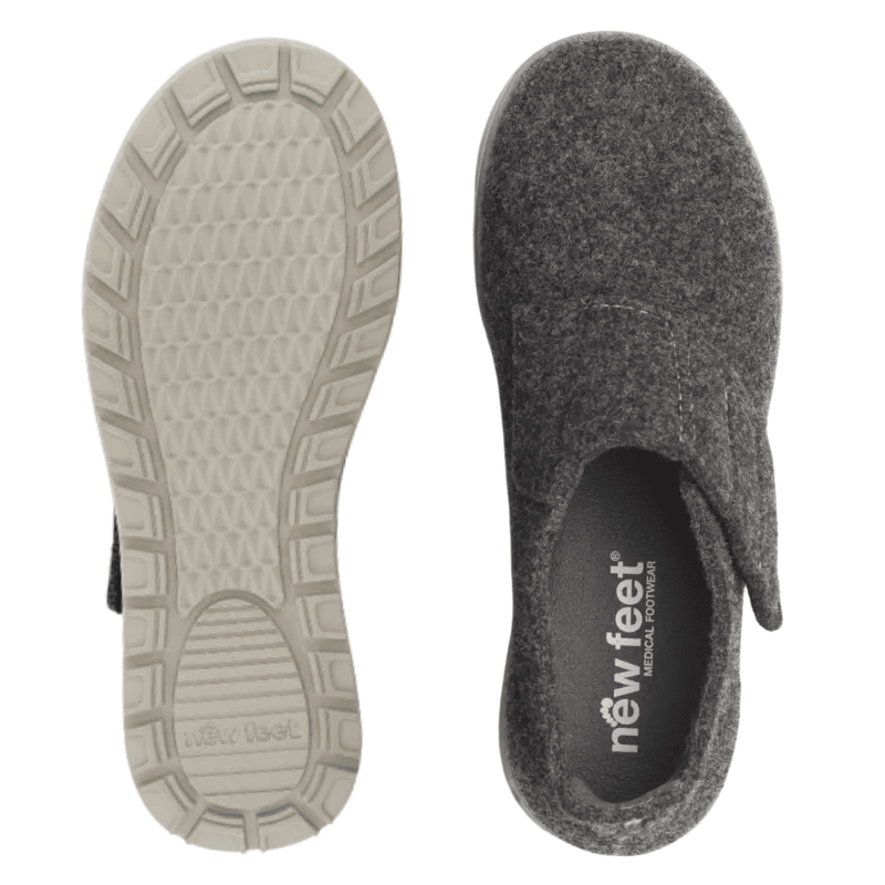 New Feet naisten tossu ylhäältäpäin sisäpohjalla ja luistamattomalla ulkopohjalla, jossa kuvio