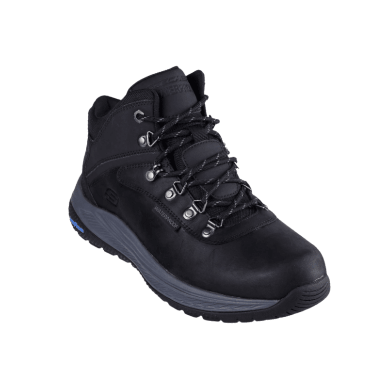 Musta Skechers miesten varsikenkä viistosti edestä, nauhoilla ja vedenpitävällä nahkapäällisellä