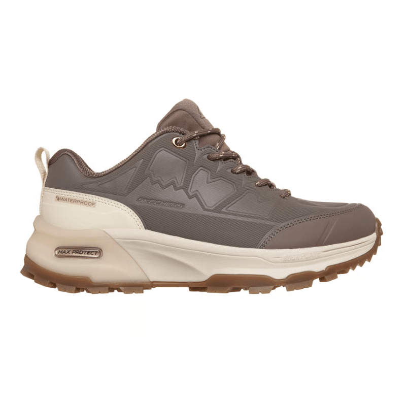 Mokkavärinen Skechers vedenpitävä naisten lenkkari sivulta, tekstillä ja tukevalla pohjalla