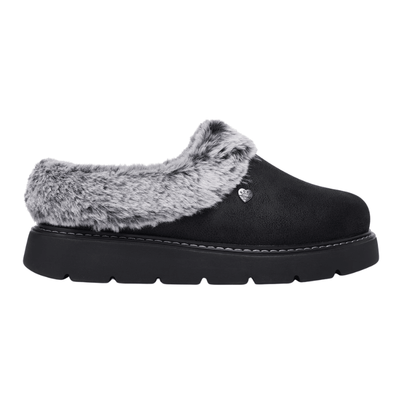 Musta Skechers naisten tossu mokkanahkajäljitelmällä, harmaalla tekoturkiksella ja paksulla pohjalla, sivukuva