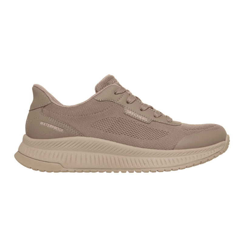 Hiekanvärinen Skechers slip-in ulkoilujalkine naisille sivulta, "Skechers"-logolla ja "Waterproof"-tekstillä
