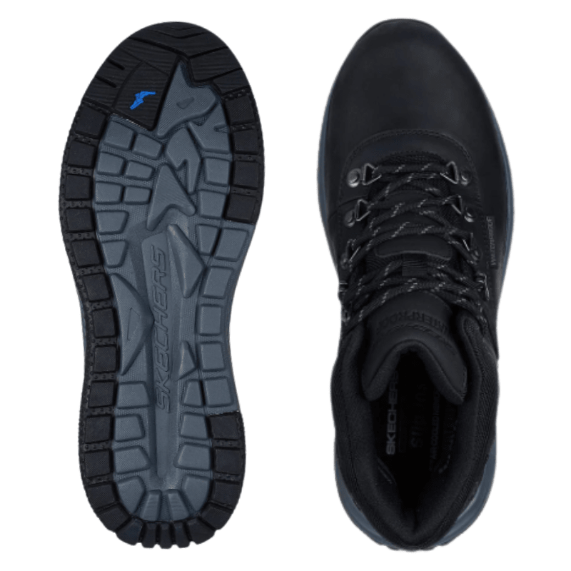 Kaksi mustaa Skechers miesten varsikenkää, toinen ylhäältä ja toinen näyttää pohjan kuvion