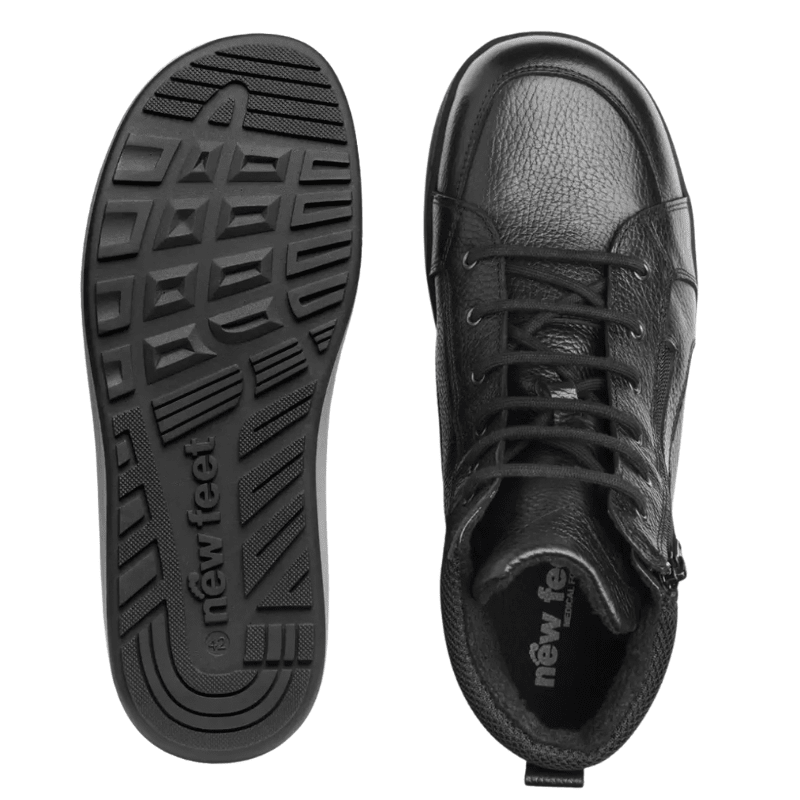 Yksi musta New Feet miesten varsikenkä ylhäältä ja ulkopohja kuviolla ja "new feet" logolla